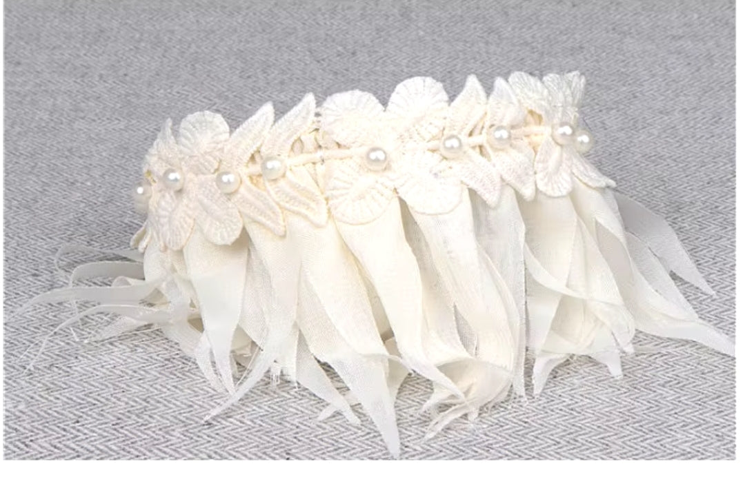 Dog feather with pearls collar/bandana.
Bougie princess. 10/13 in neck