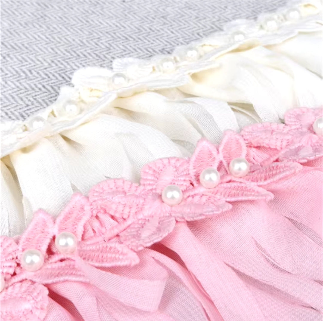 Dog feather with pearls collar/bandana.
Bougie princess. 10/13 in neck