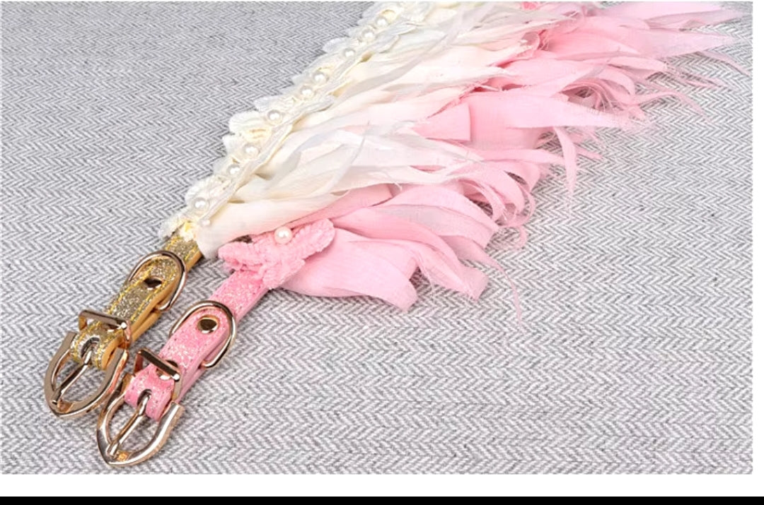 Dog feather with pearls collar/bandana.
Bougie princess. 10/13 in neck