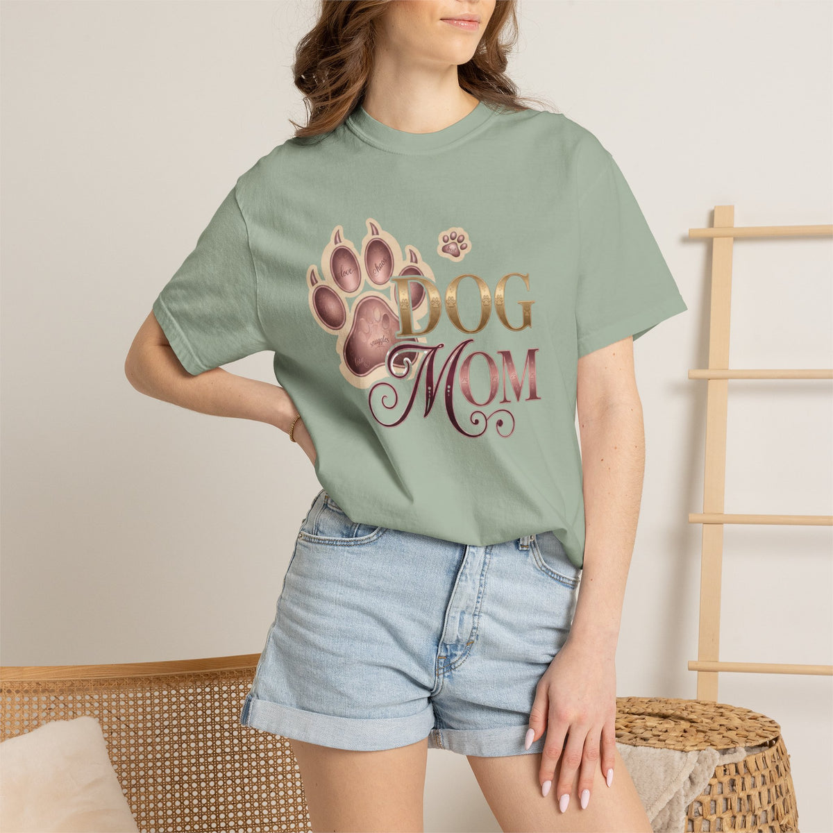 Dog Mom T-Shirt – Floral Pitbull Design, "Dog Mom" Graphic Tee for Pet Lovers